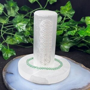 Elegant White Selenite Tower with Green Bead Bracelet